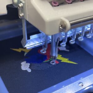 服飾刺繍いろはの刺繍機で多色刺繍を制作している様子